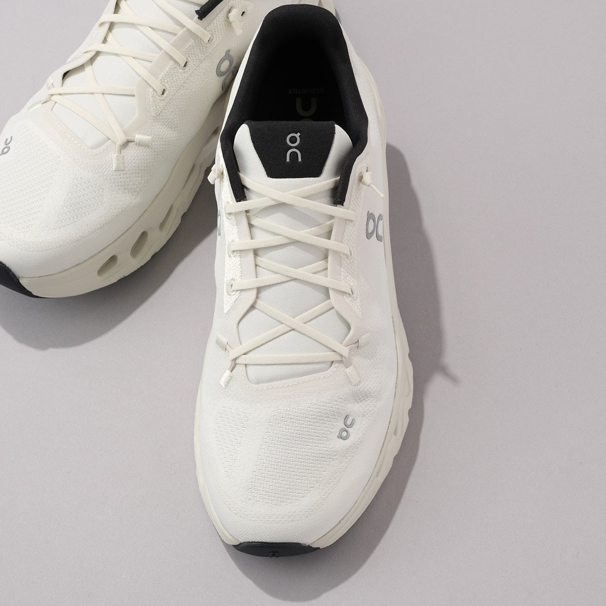 オンの白スニーカーCloudtiltのアッパー1