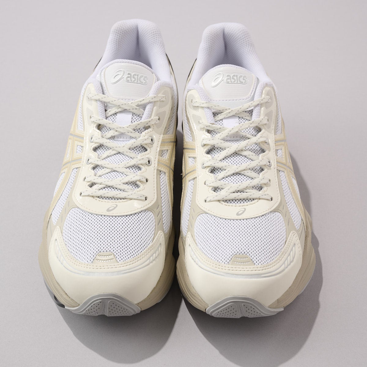 アシックスの白スニーカー「GEL-KINETIC FLUENT」の俯瞰