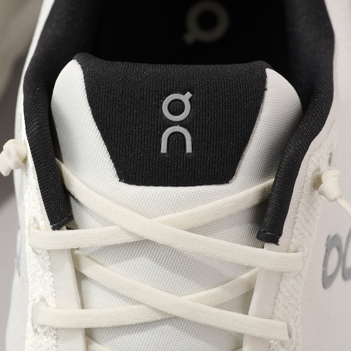 オンの白スニーカーCloudtiltのシュータン