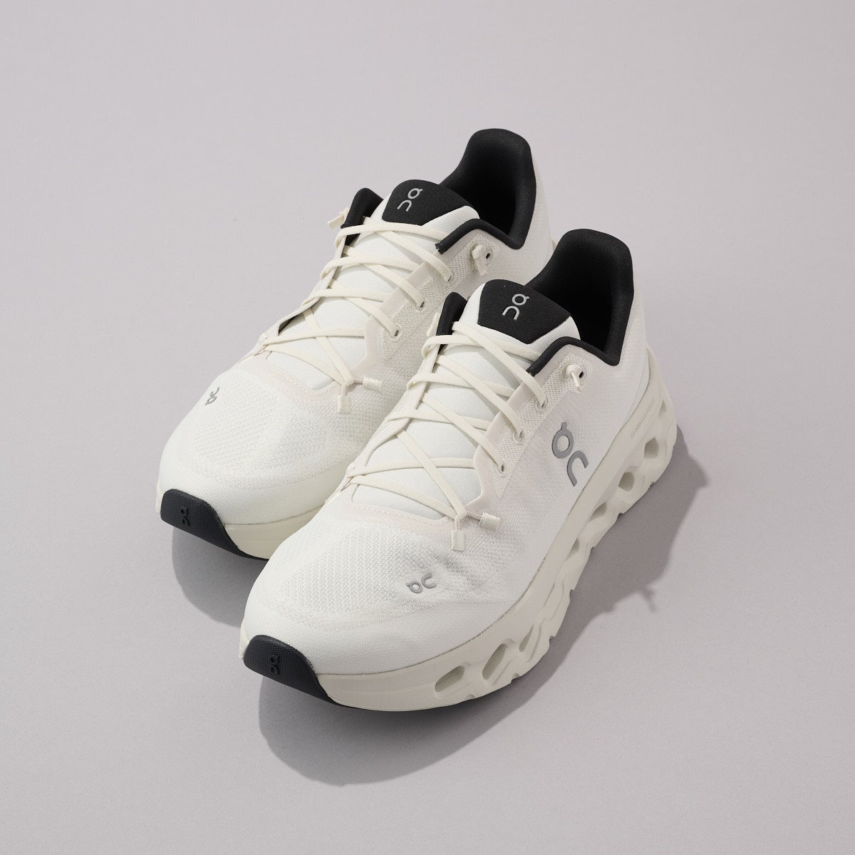 オンの白スニーカーCloudtilt