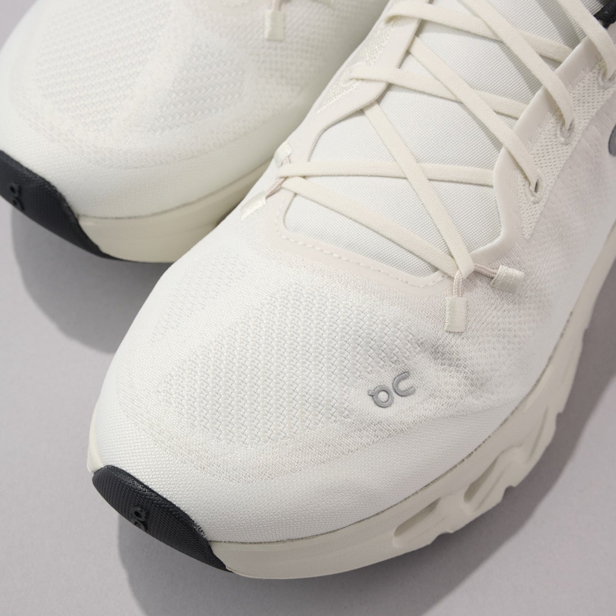 オンの白スニーカーCloudtiltのトゥ