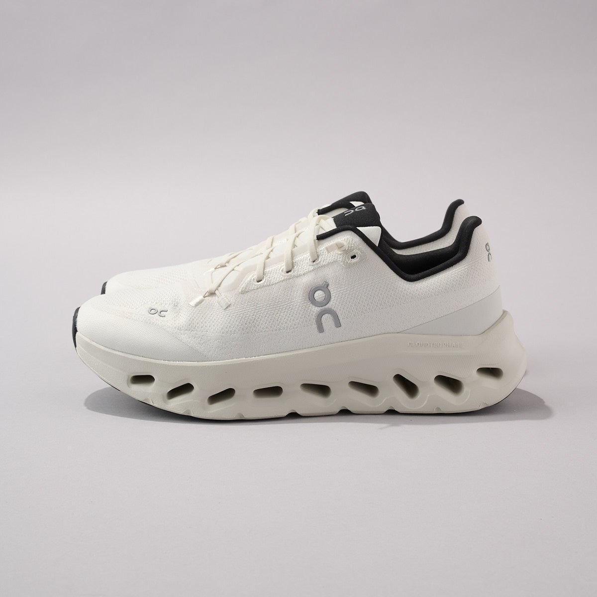 オンの白スニーカーCloudtiltのサイド