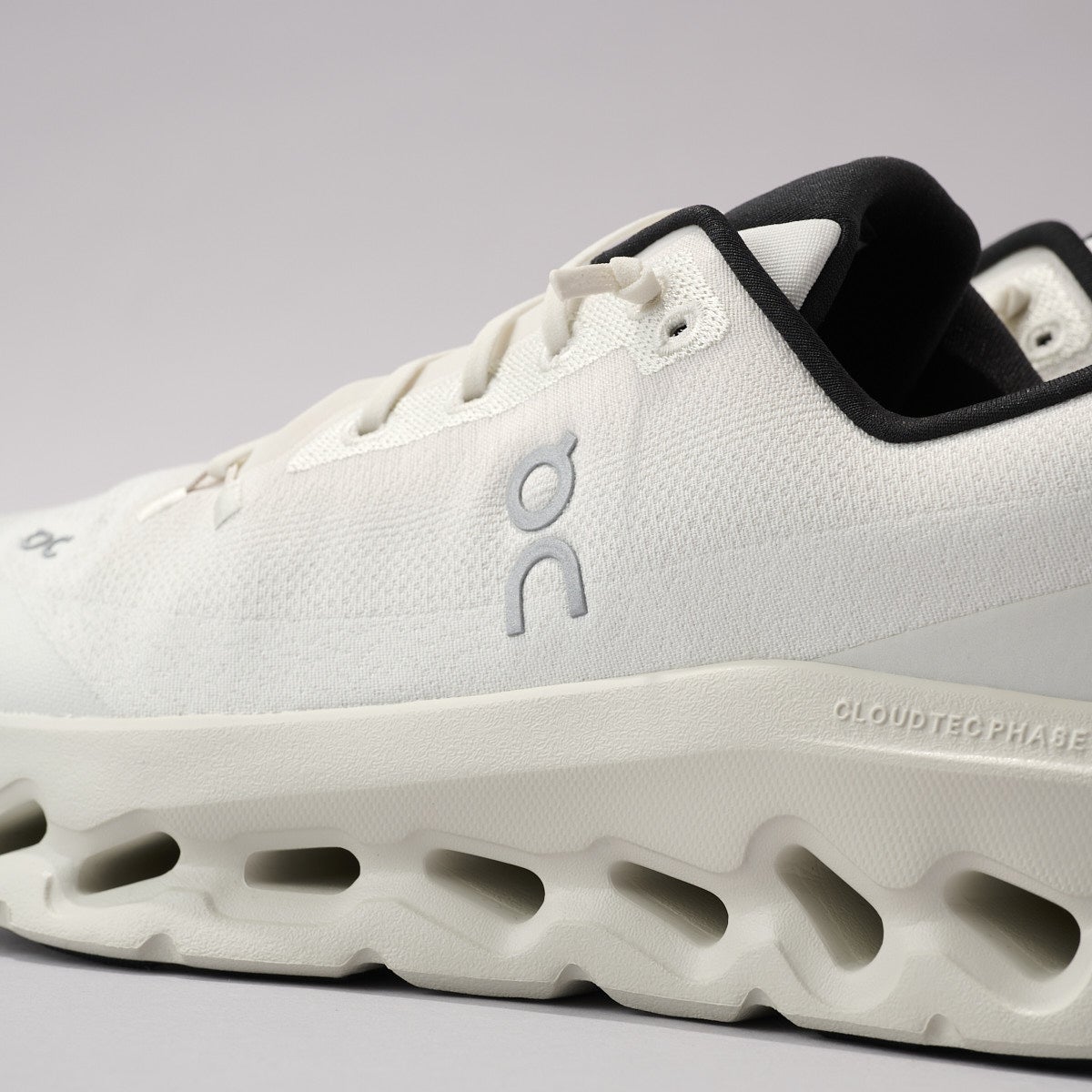 オンの白スニーカーCloudtiltのサイドロゴ