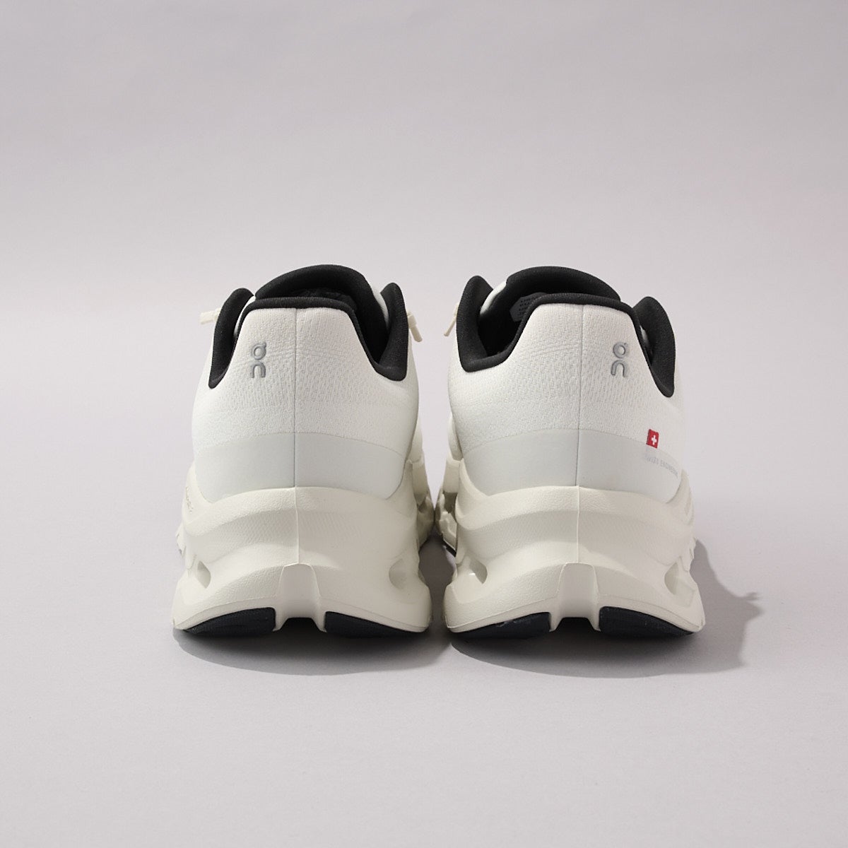 オンの白スニーカーCloudtiltのヒール