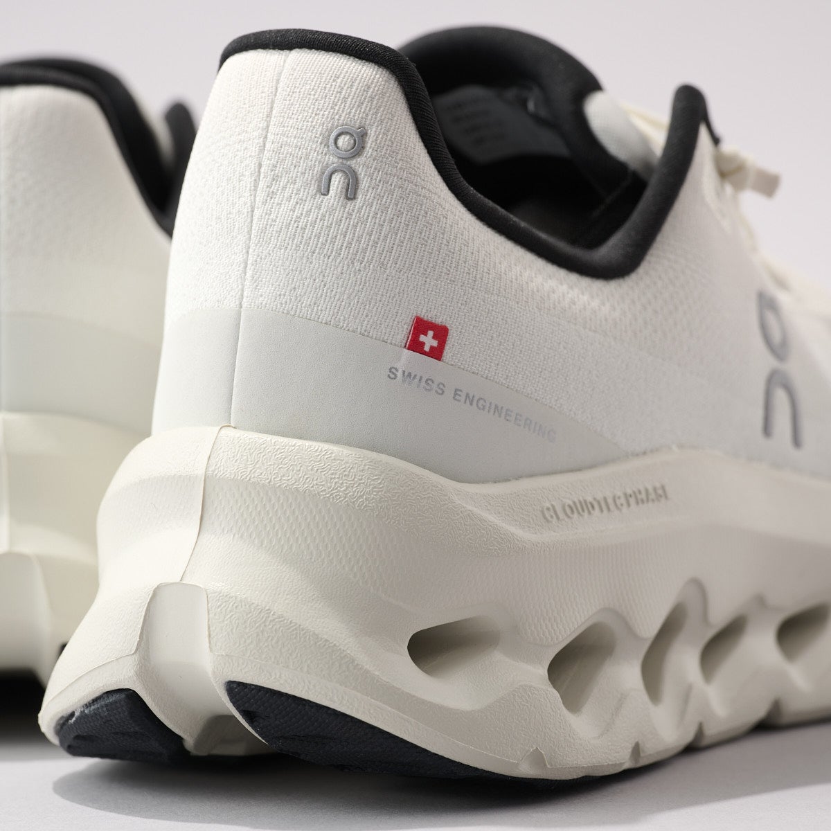 オンの白スニーカーCloudtiltのヒールのスイス国旗