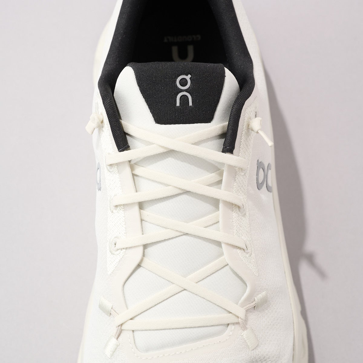 オンの白スニーカーCloudtiltのシューレース