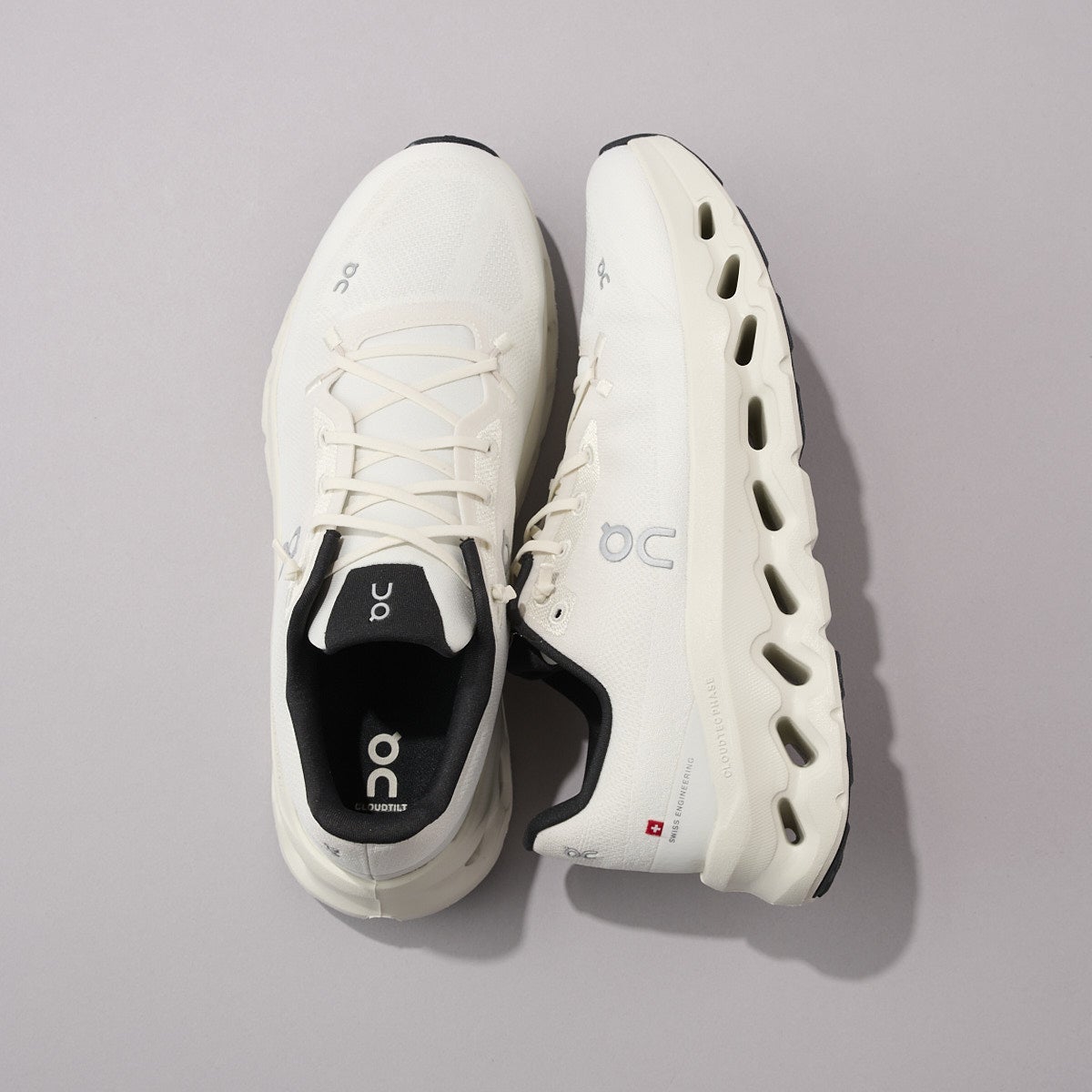 オンの白スニーカーCloudtiltの俯瞰2