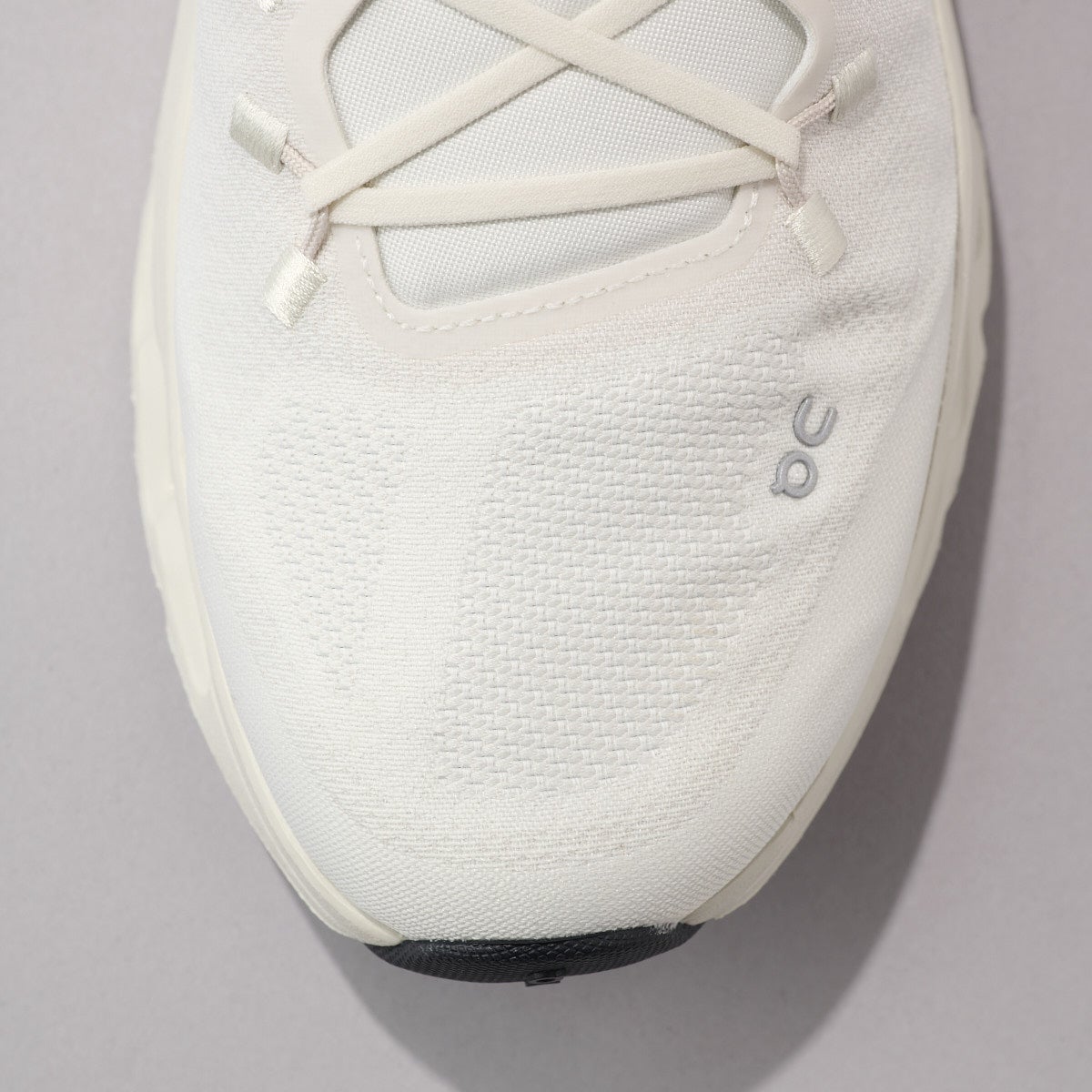 オンの白スニーカーCloudtiltのトゥ寄り