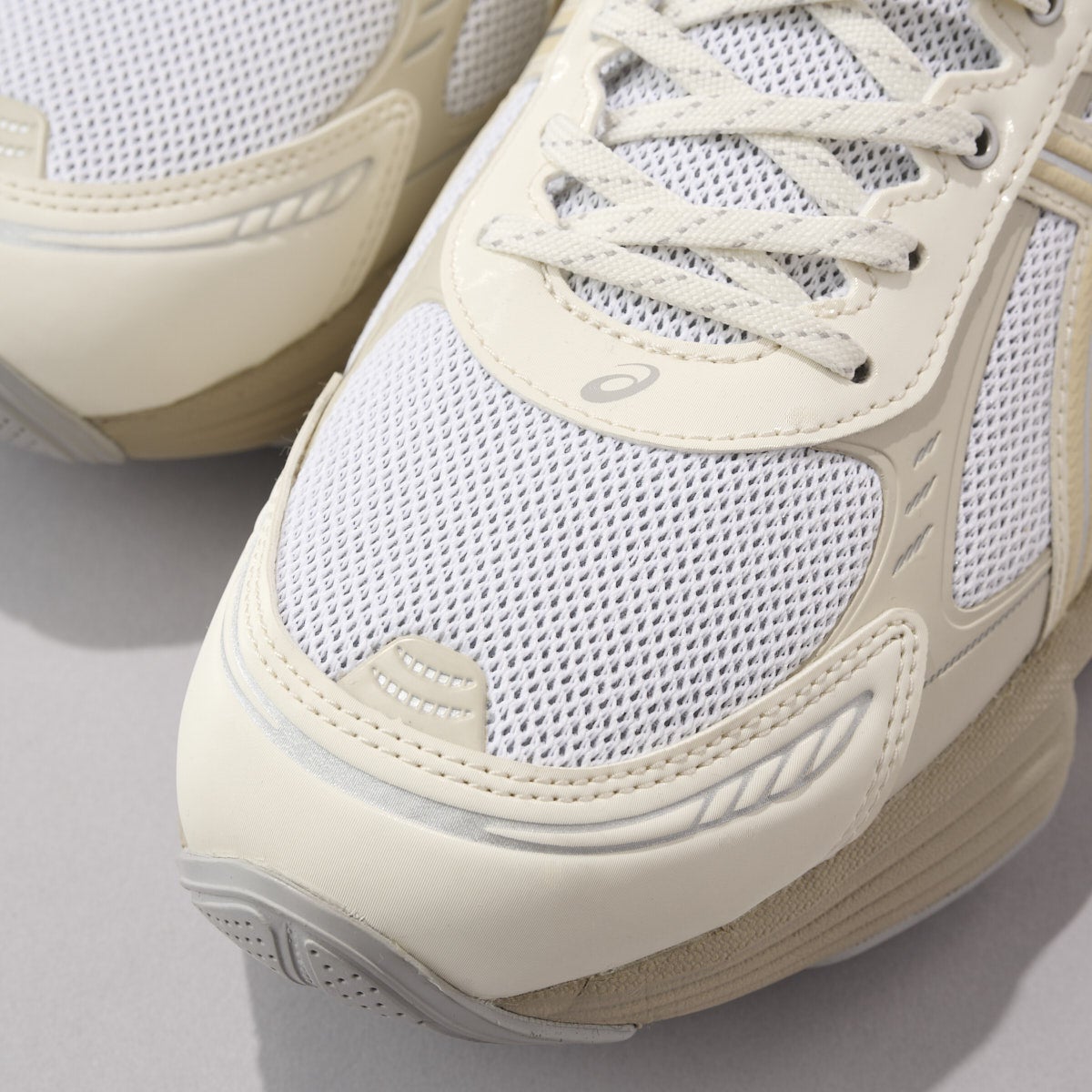 アシックスの白スニーカー「GEL-KINETIC FLUENT」のトゥ