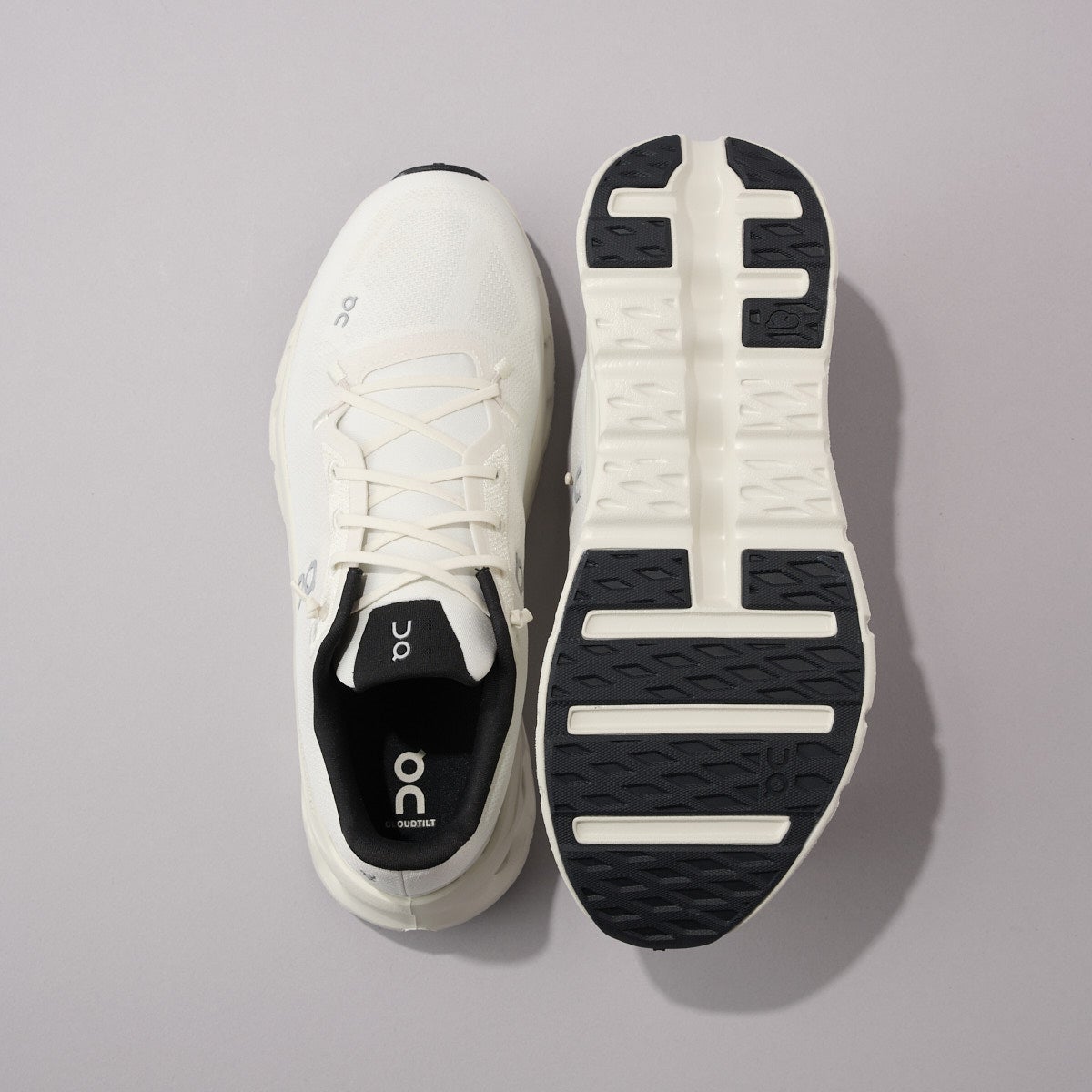 オンの白スニーカーCloudtiltのアッパーとアウトソール