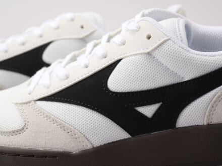 「ミズノ」の“ランニングシューズじゃないほう”の白スニーカーはぽってりフォルムが今っぽい。ホワイト×ブラック×ブラウンの大人な配色も万能すぎる！