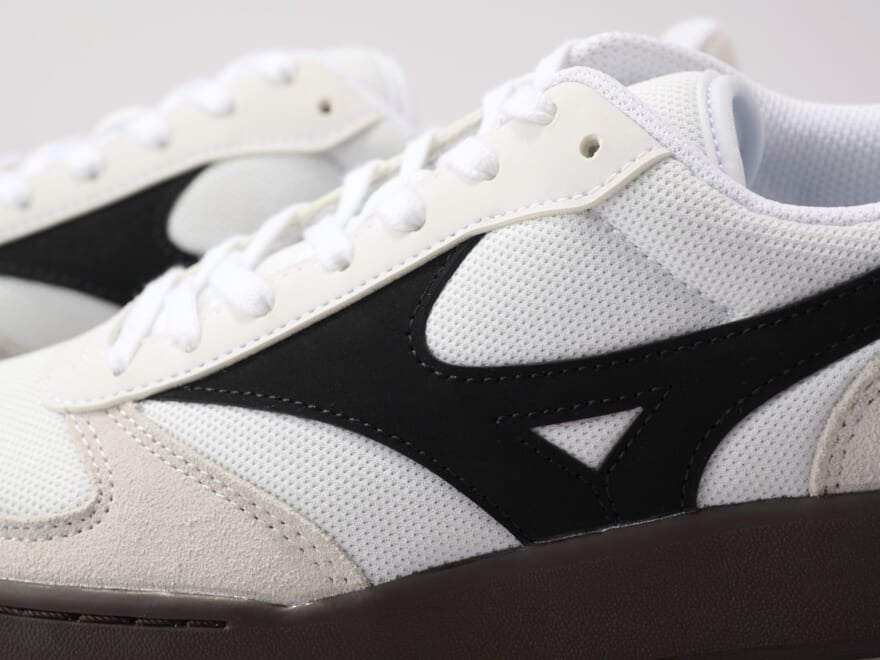 「ミズノ」の“ランニングシューズじゃないほう”の白スニーカーはぽってりフォルムが今っぽい。ホワイト×ブラック×ブラウンの大人な配色も万能すぎる!