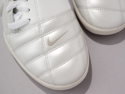 サッカースパイクをリメイクした「ナイキ トータル 90」は2000年代風コーデの強い味方。トレンドのフットボールスタイルを足元から!