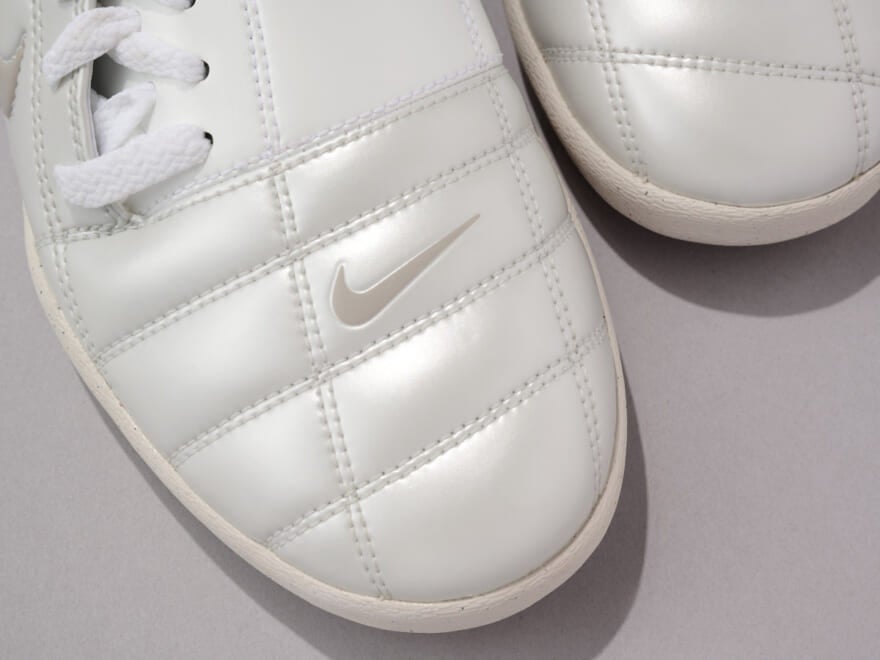 サッカースパイクをリメイクした「ナイキ トータル 90」は2000年代風コーデの強い味方。トレンドのフットボールスタイルを足元から！