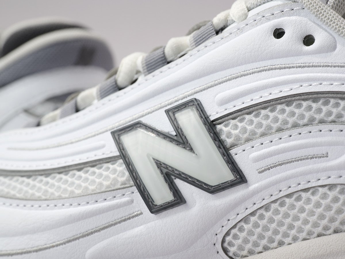 ニューバランスの新作白スニーカーM1000DのサイドのNロゴ寄り