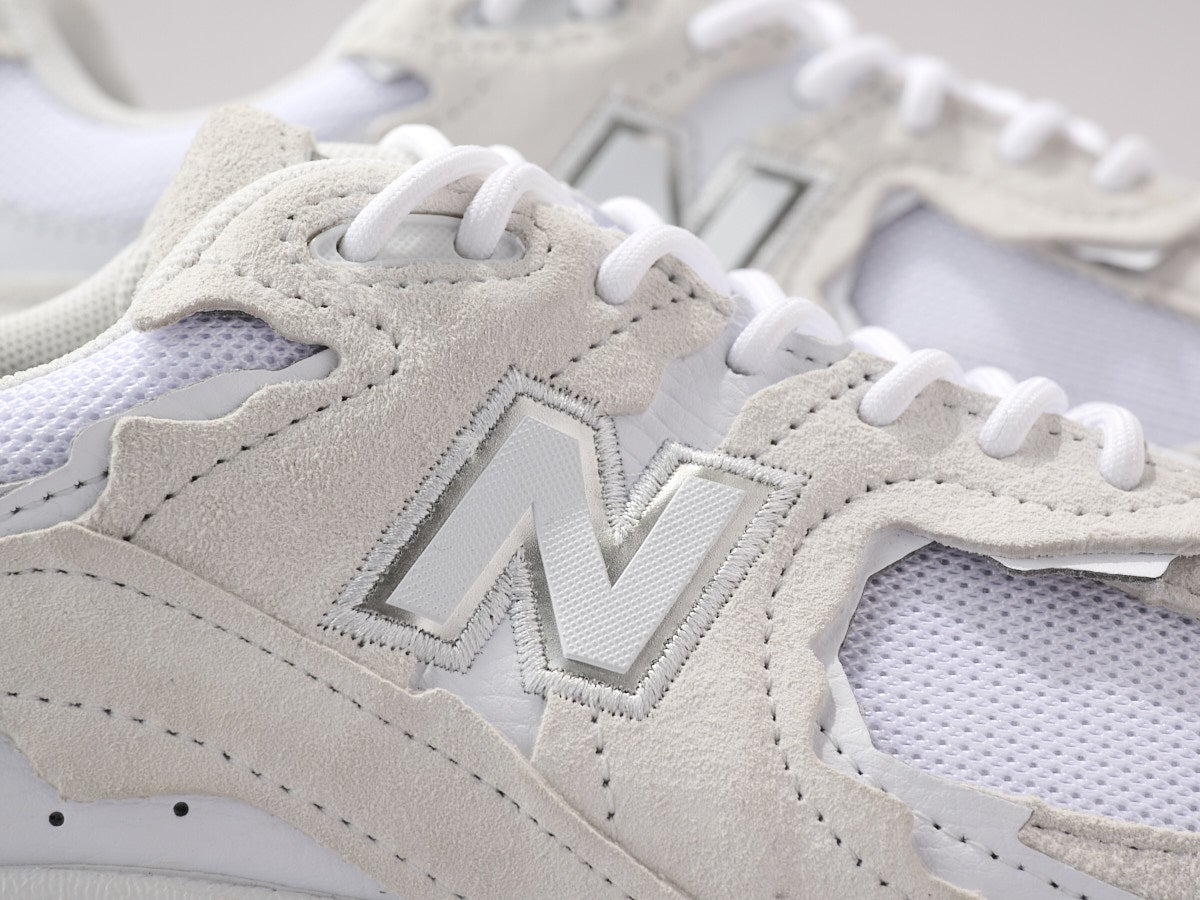 ニューバランスのゴアテックス搭載新作白スニーカー2002DXのロゴ寄り