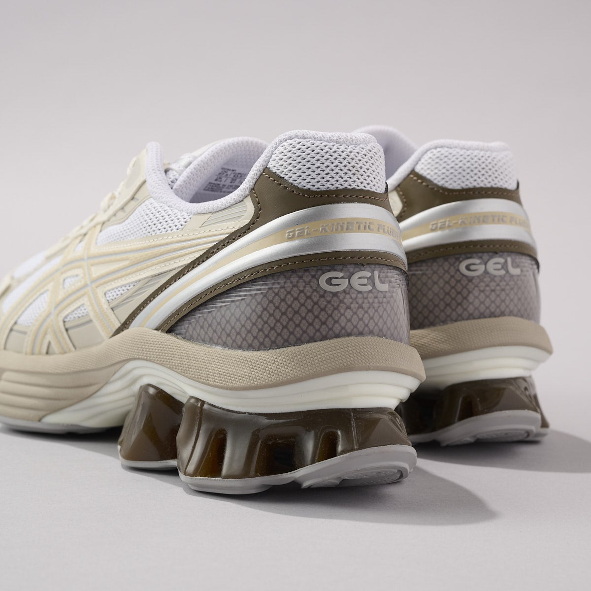 アシックスの白スニーカー「GEL-KINETIC FLUENT」のヒール