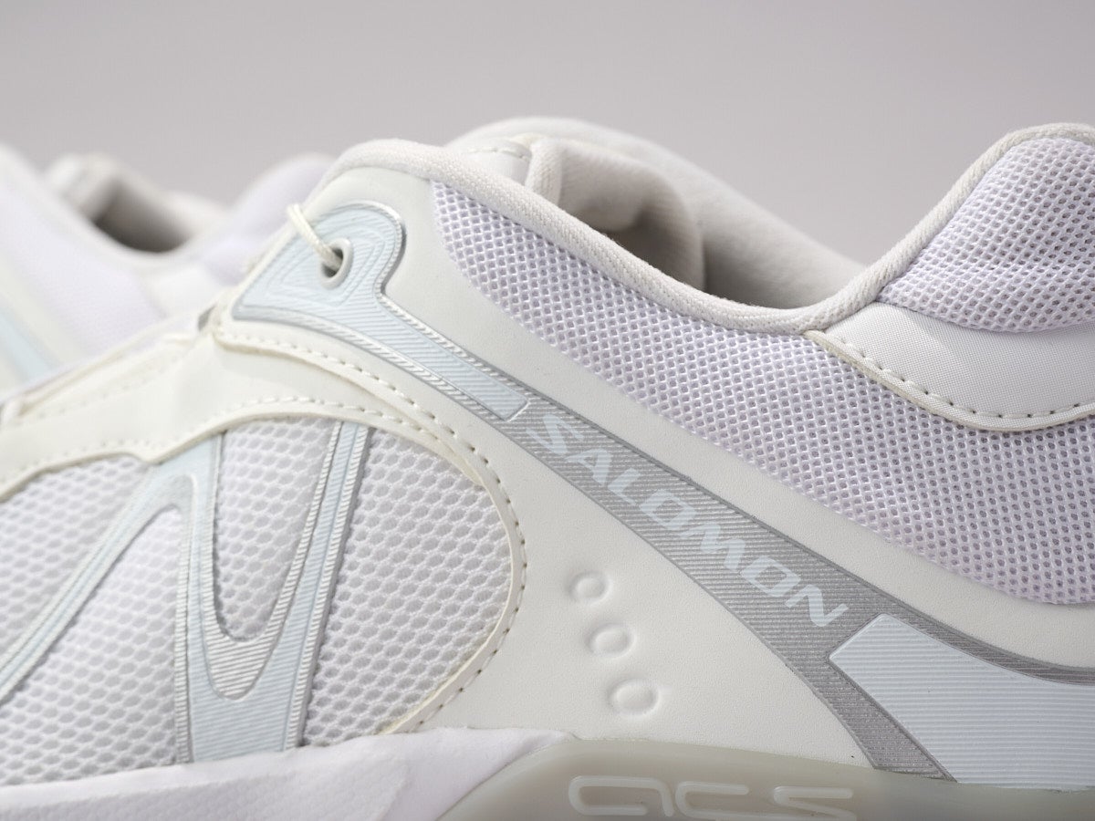 サロモンの白スニーカー　XT-WHISPERのサイドロゴ寄り