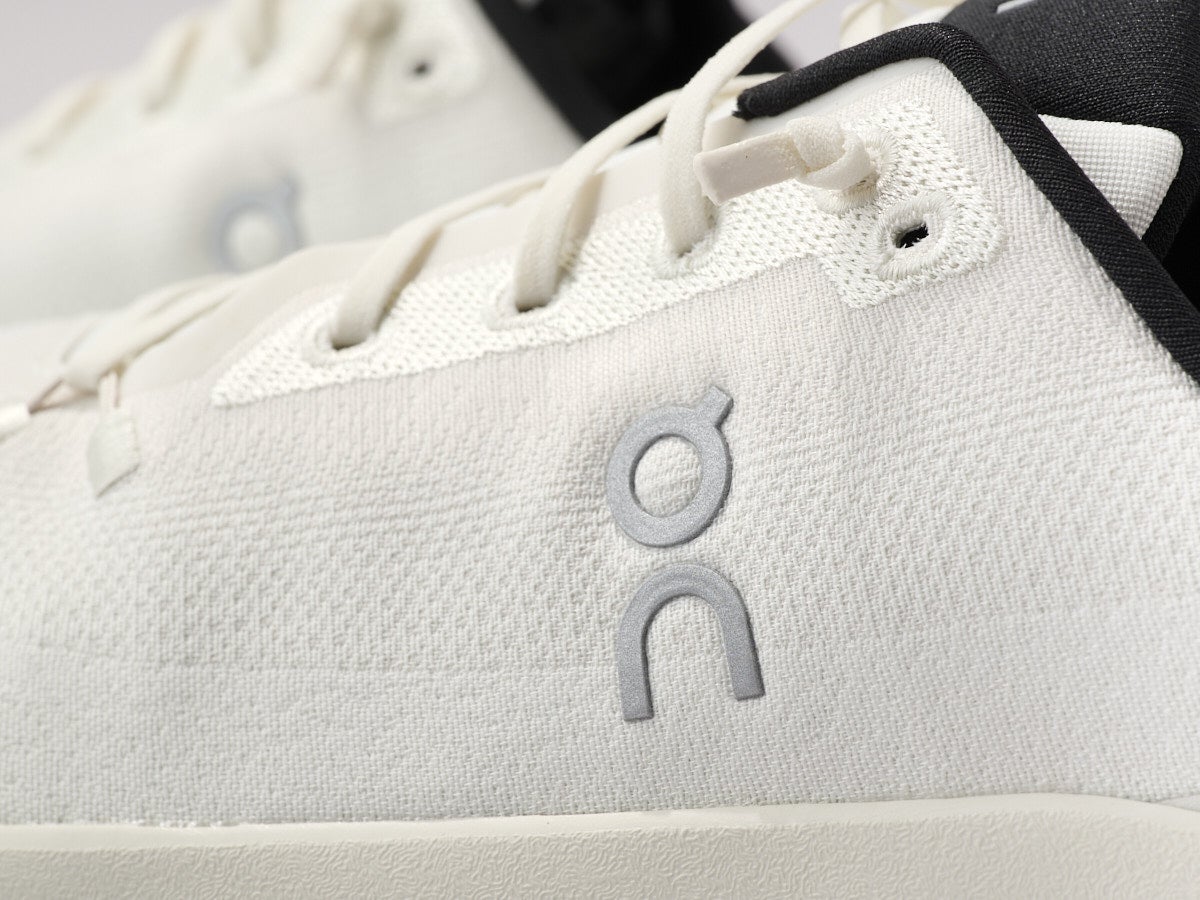オンの白スニーカーCloudtiltのロゴ寄り
