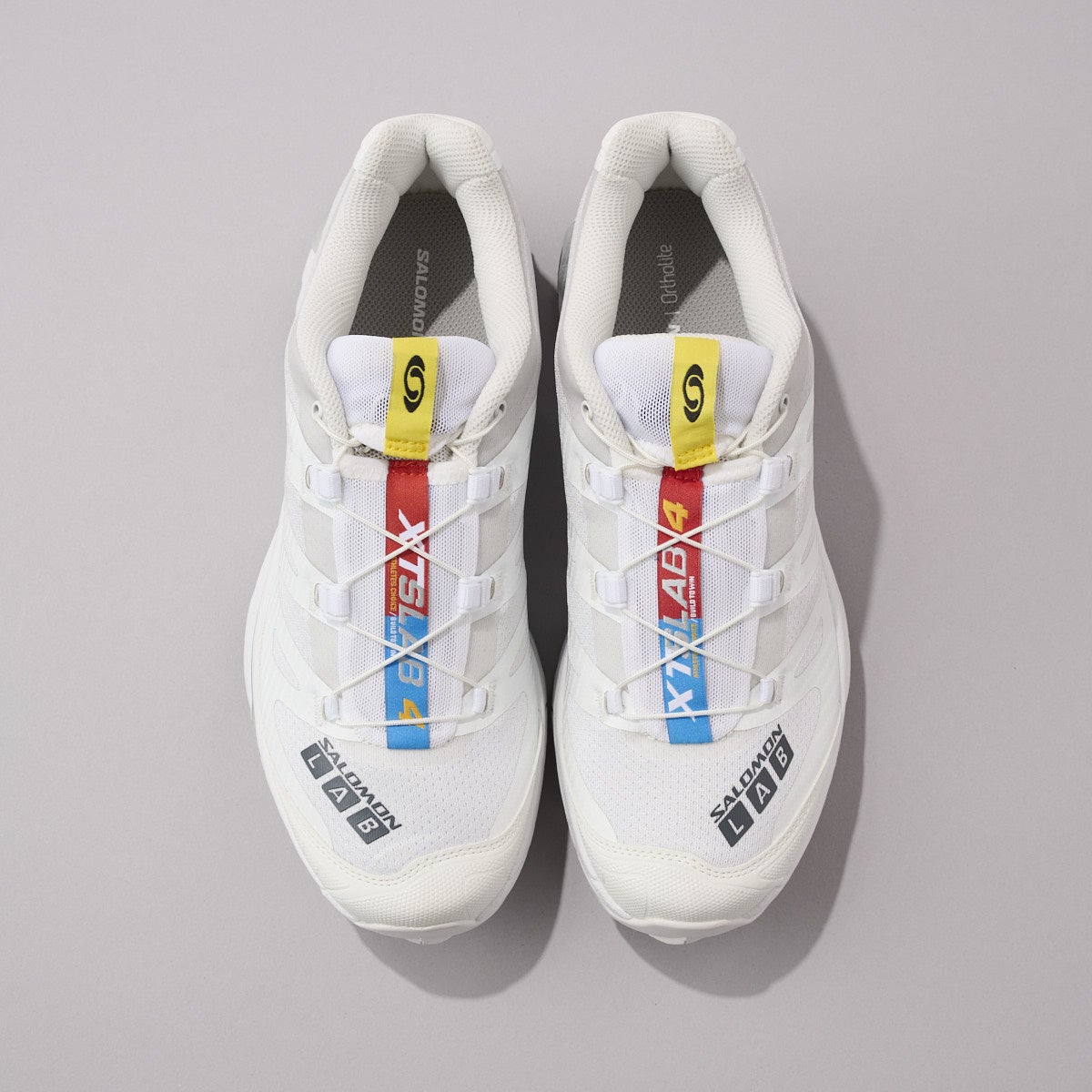 サロモンの白スニーカー　XT-4 OG　全体