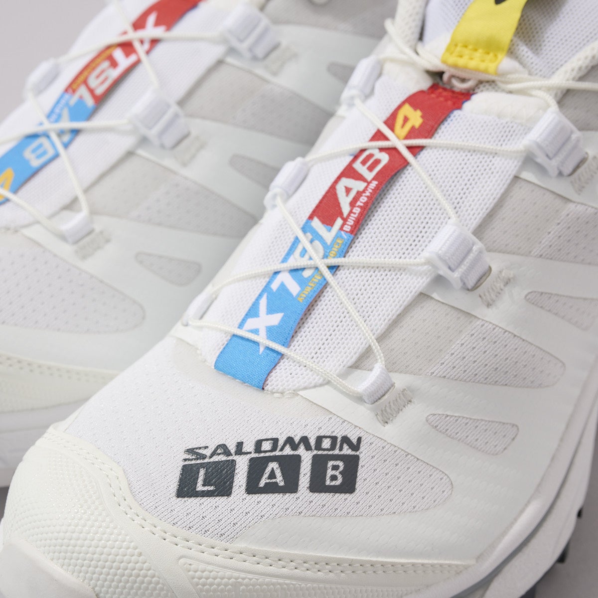 サロモンの白スニーカー　XT-4 OG　寄り