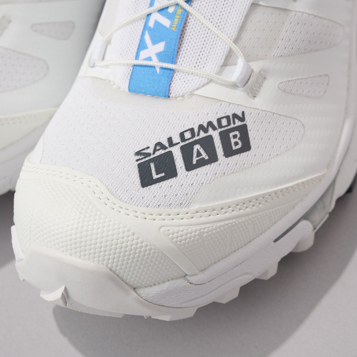 サロモンの白スニーカー　XT-4 OG　ロゴ部分