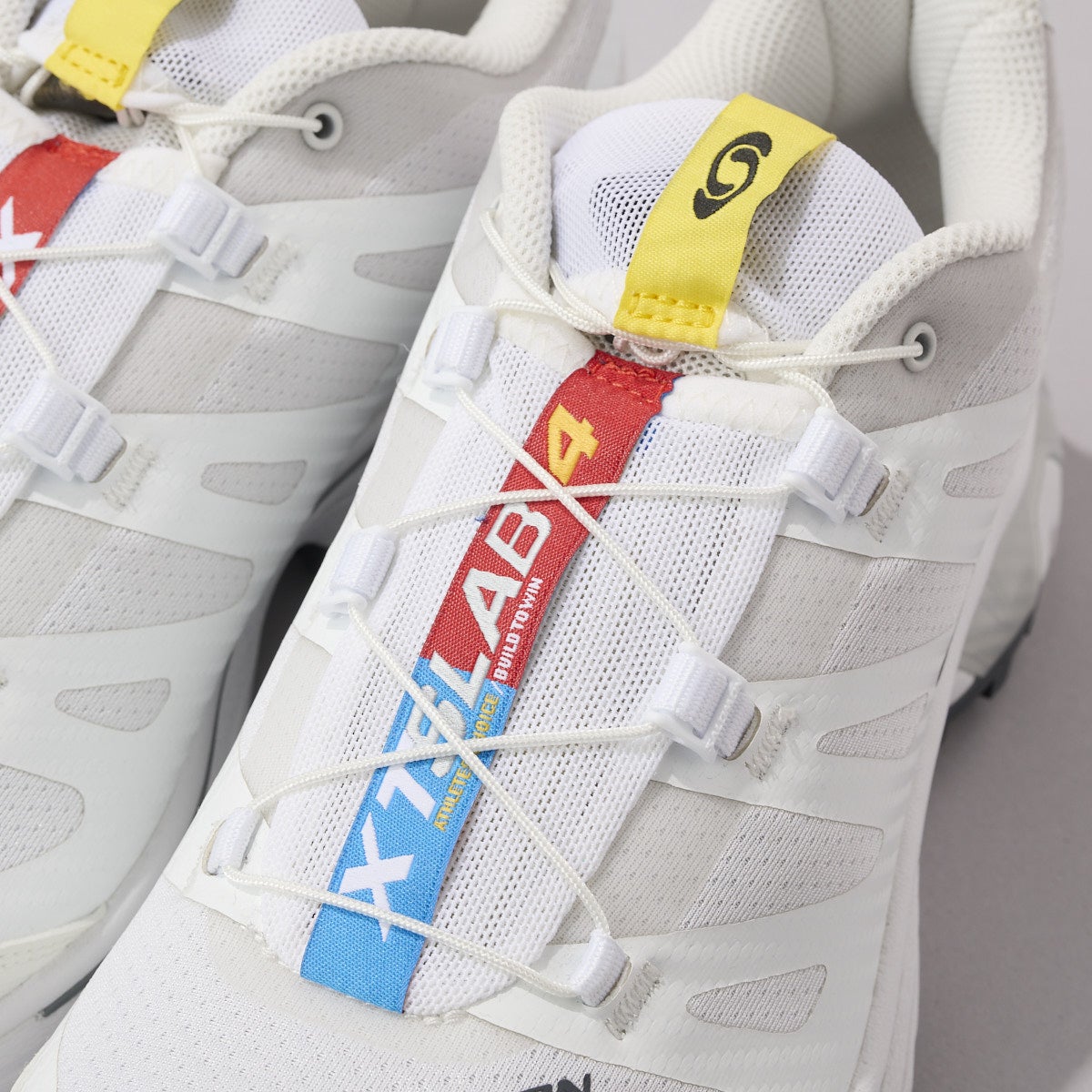 サロモンの白スニーカー　XT-4 OG　アッパー