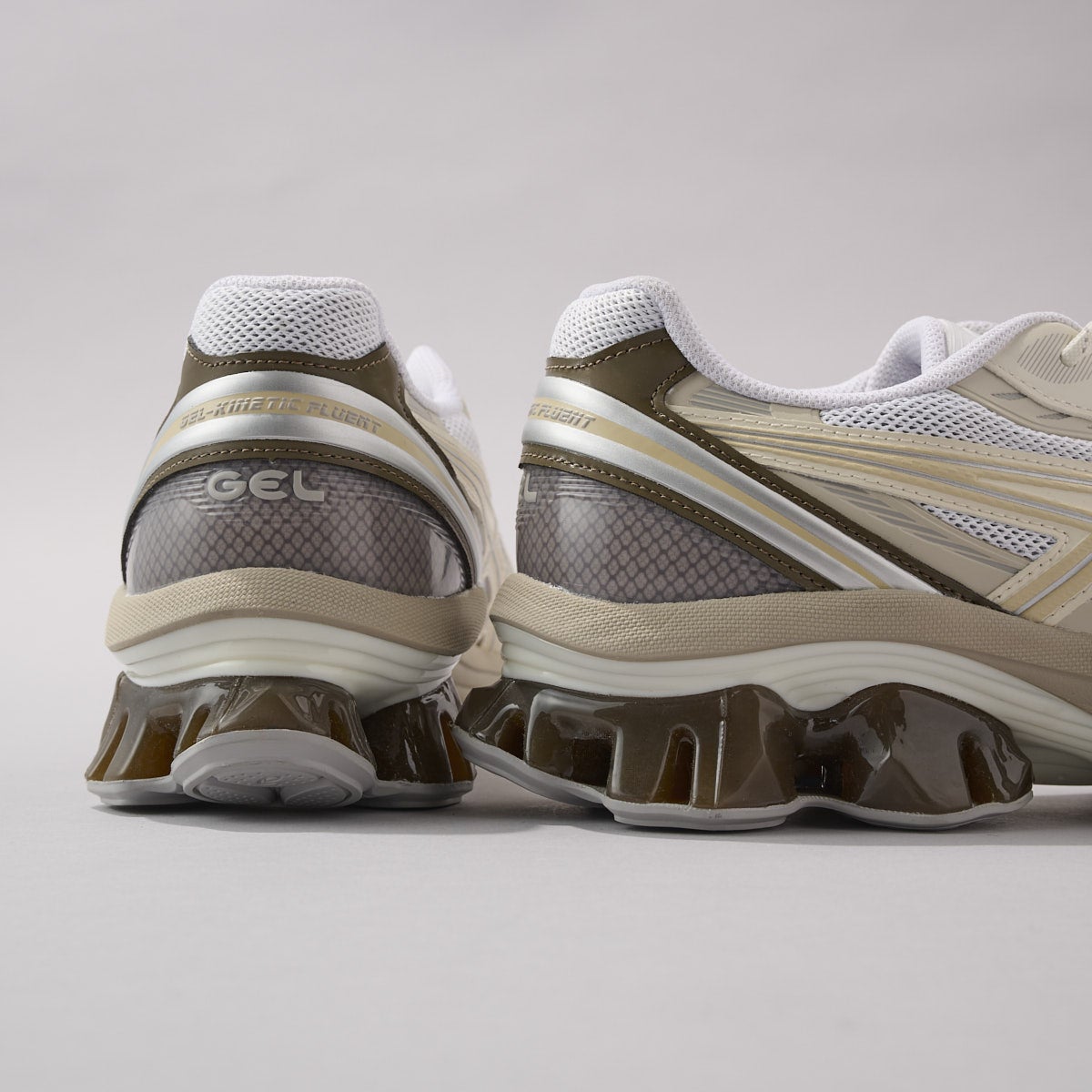 アシックスの白スニーカー「GEL-KINETIC FLUENT」のヒール2