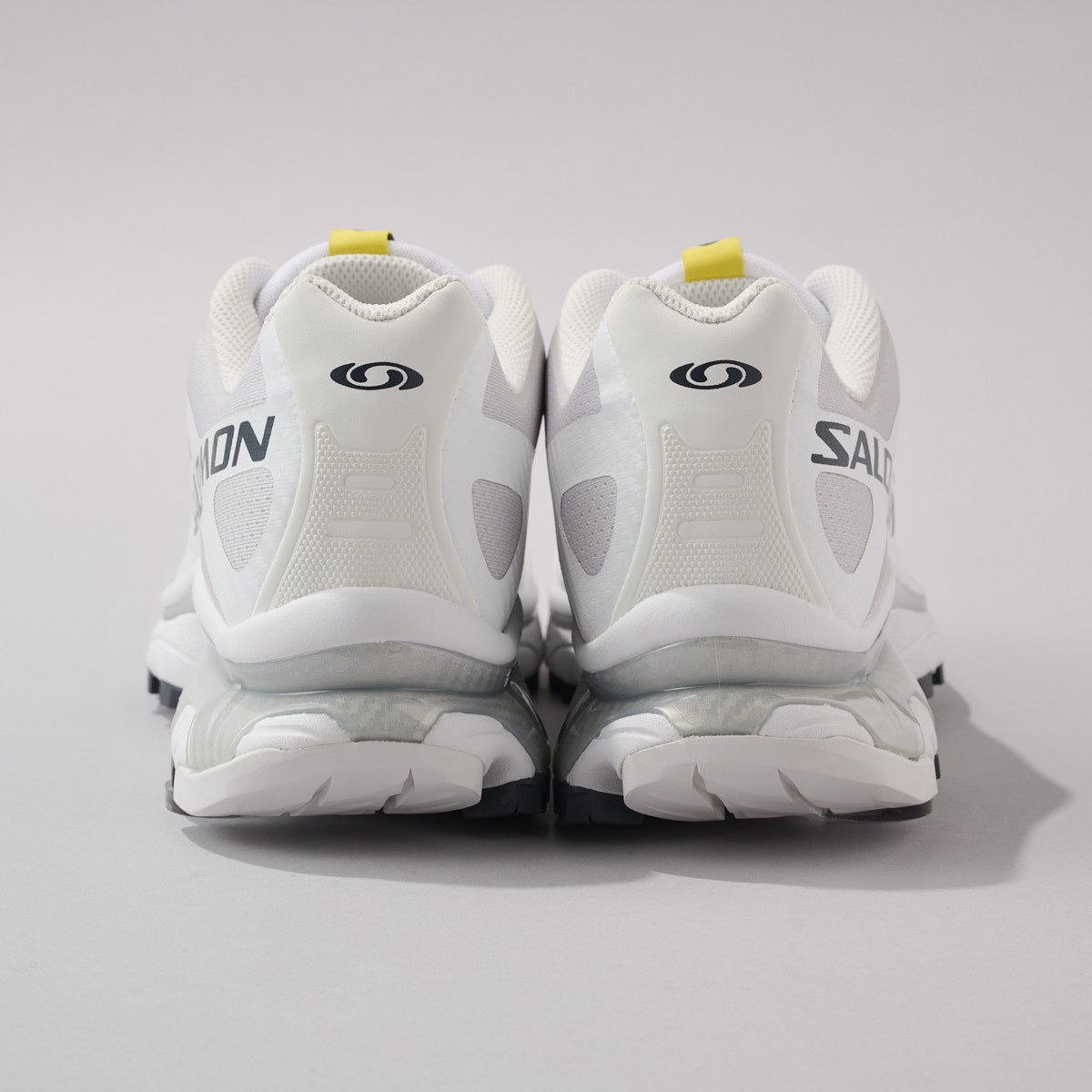 サロモンの白スニーカー　XT-4 OG　バック部分