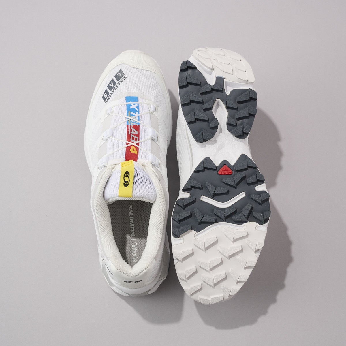 サロモンの白スニーカー　XT-4 OG　アウトソール