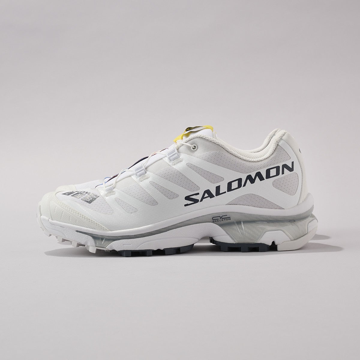 サロモンの白スニーカー　XT-4 OG　サイド　全体