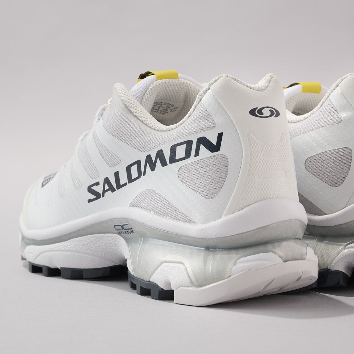 サロモンの白スニーカー　XT-4 OG　サイド　斜め