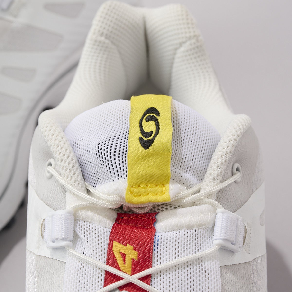 サロモンの白スニーカー　XT-4 OG　アッパー寄り