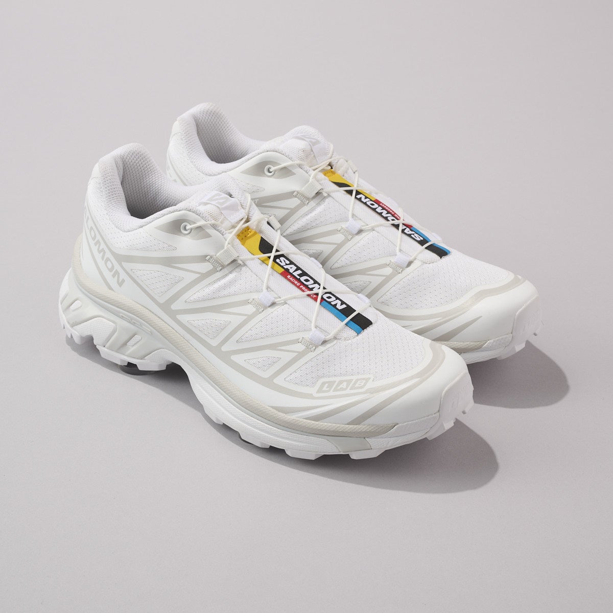 サロモン新作スニーカー XT-6 斜め俯瞰