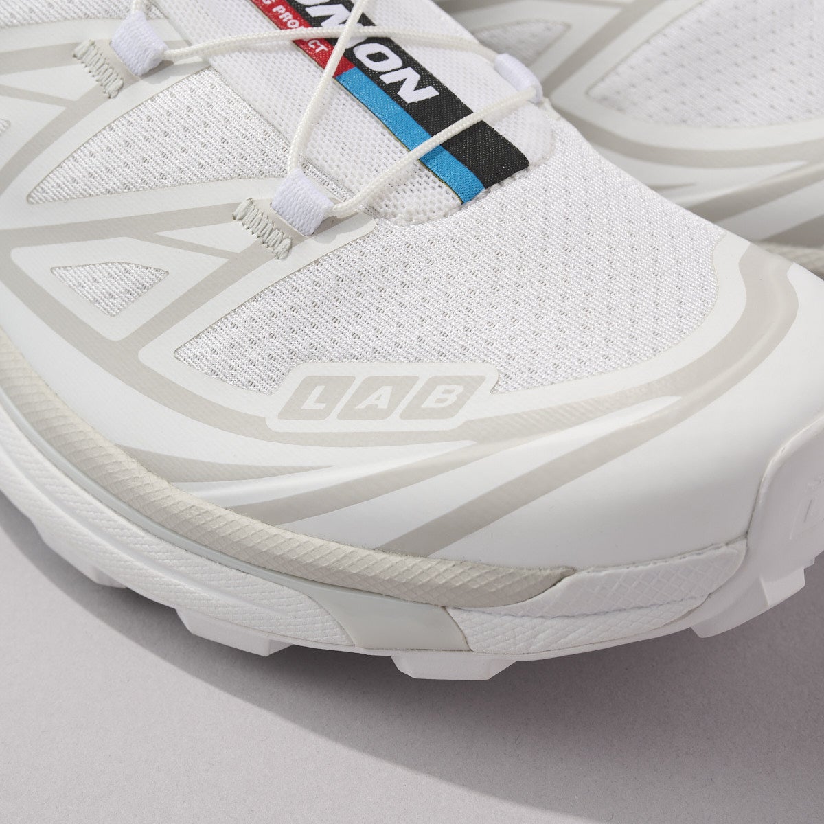 サロモン新作スニーカー XT-6 つま先アップ