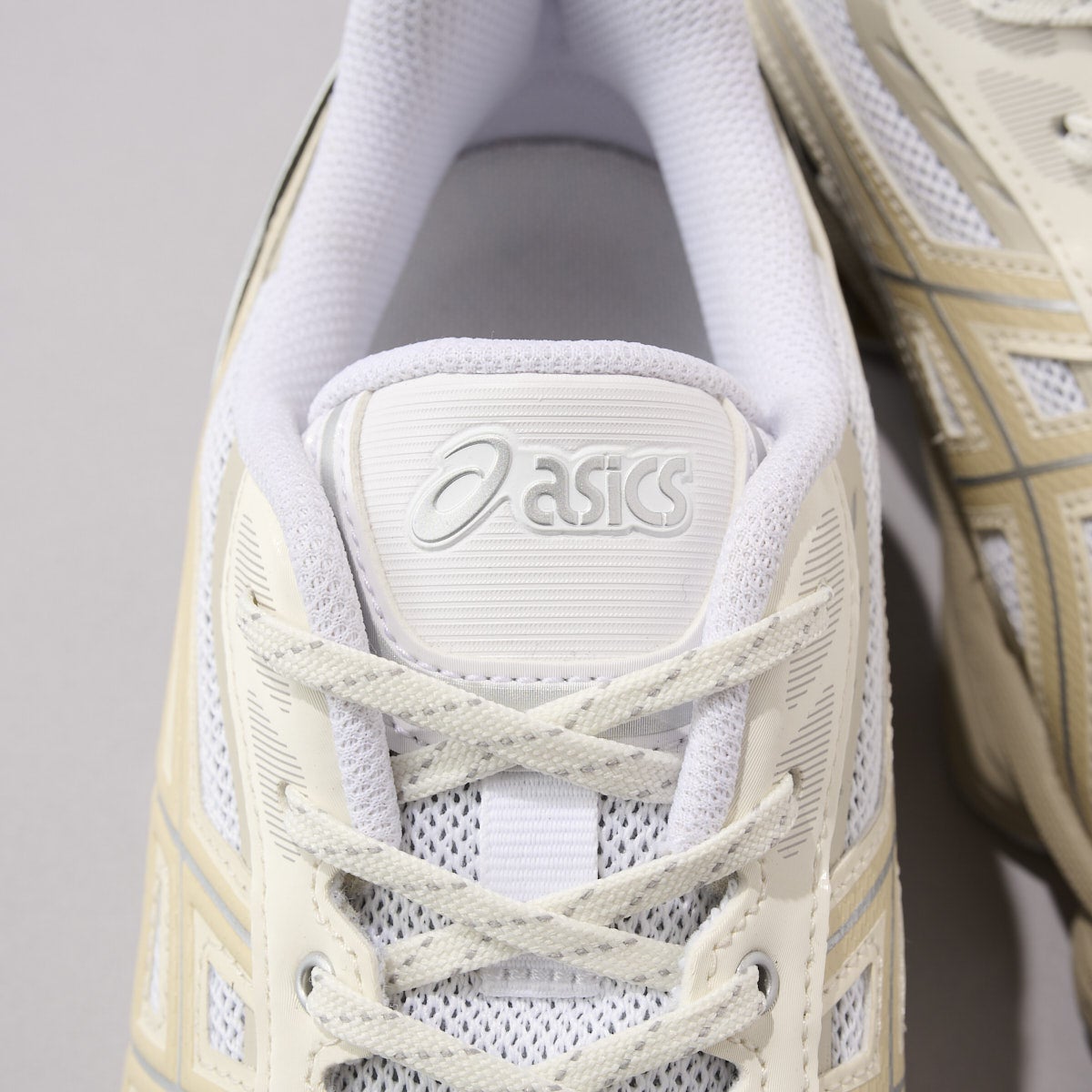 アシックスの白スニーカー「GEL-KINETIC FLUENT」のシュータンロゴ