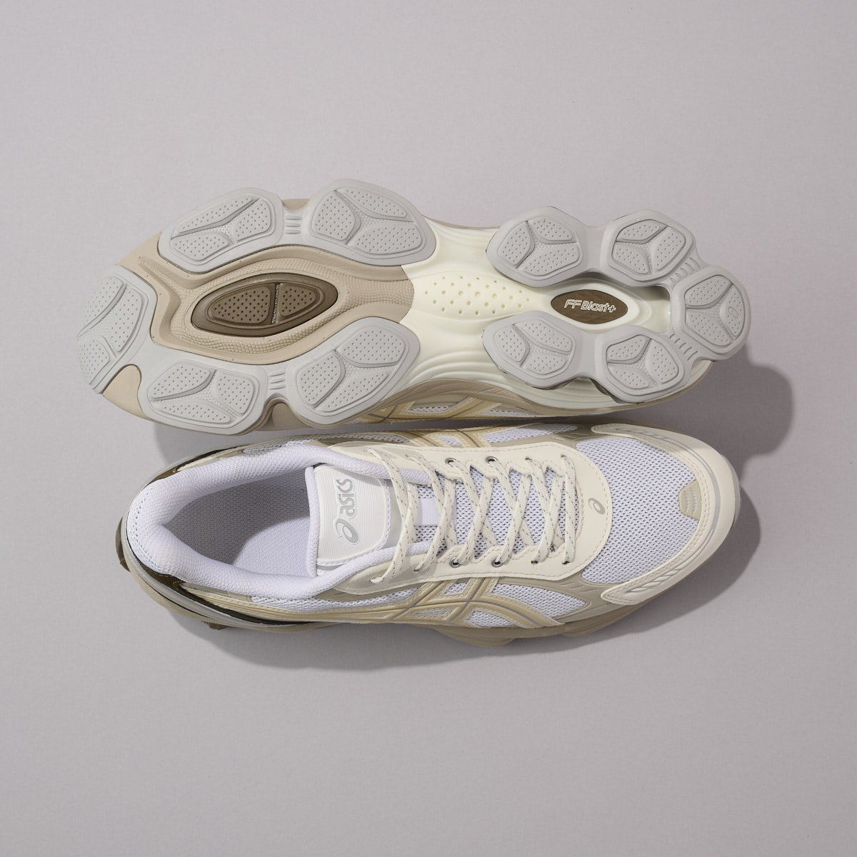 アシックスの白スニーカー「GEL-KINETIC FLUENT」の俯瞰2