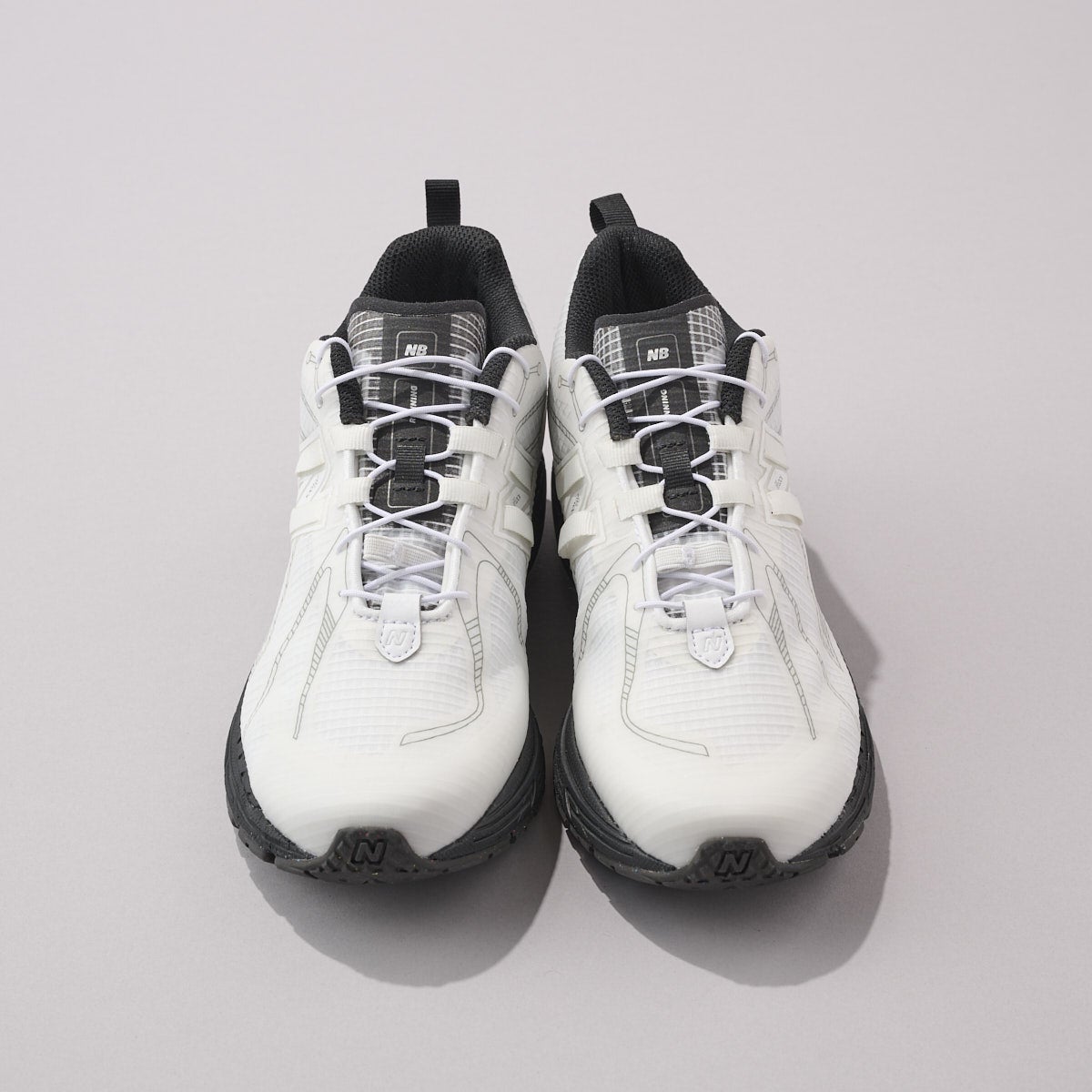 ニューバランスの白スニーカー「U1906RNA」の俯瞰