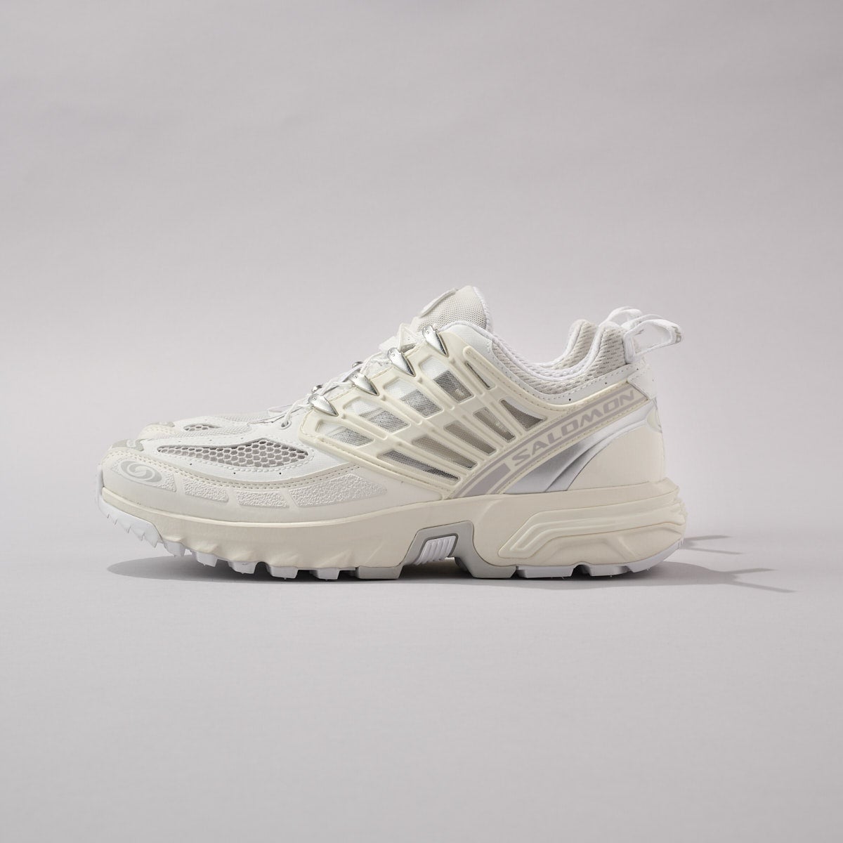 サロモンの白スニーカーACS PRO　サイド