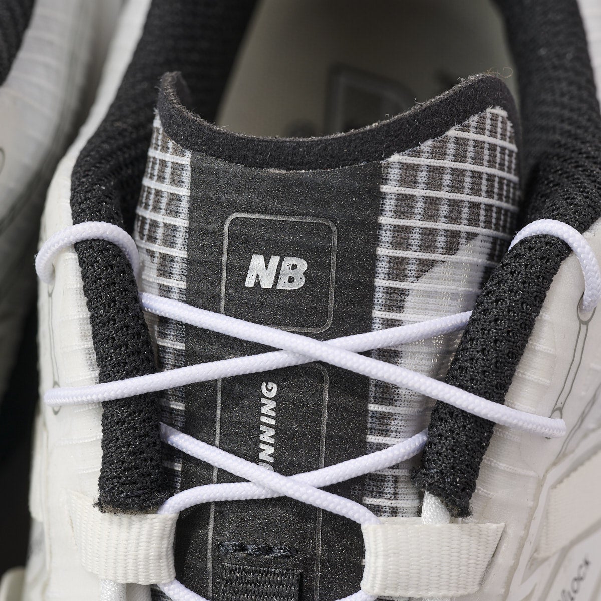 ニューバランスの白スニーカー「U1906RNA」のシュータン