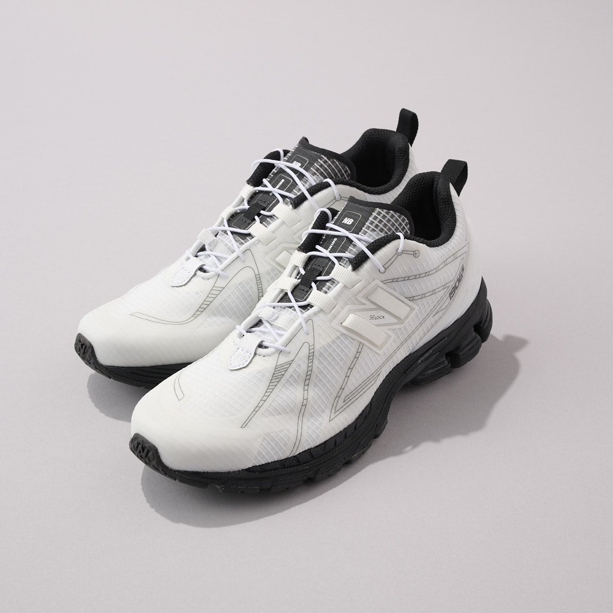 ニューバランスの白スニーカー「U1906RNA」