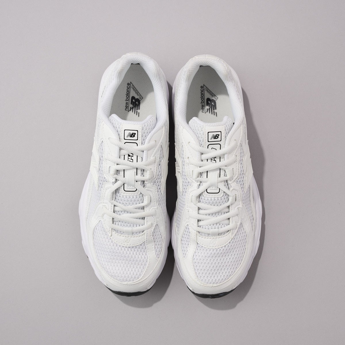 ニューバランス new balance 新作スニーカー 740 俯瞰