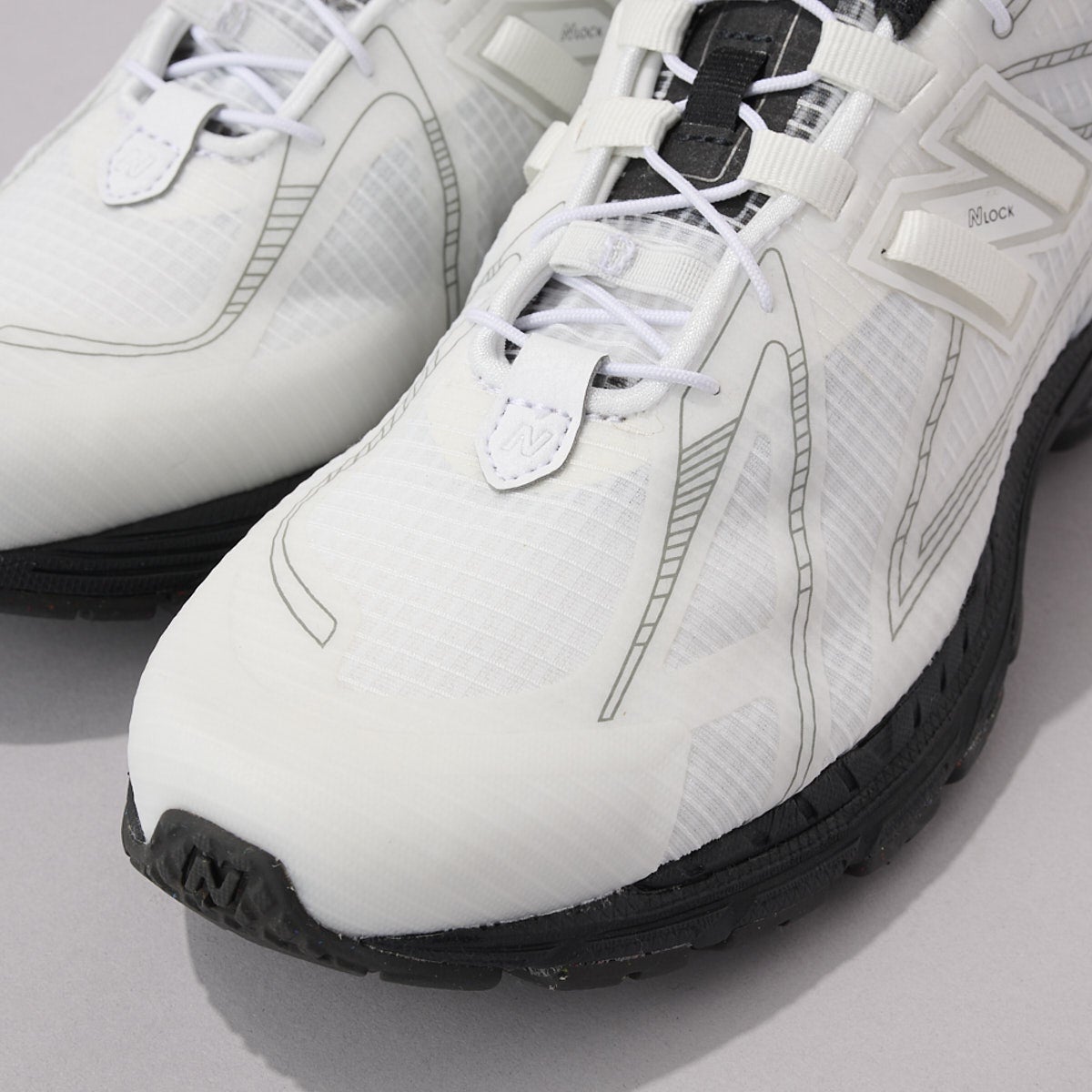 ニューバランスの白スニーカー「U1906RNA」のトゥ