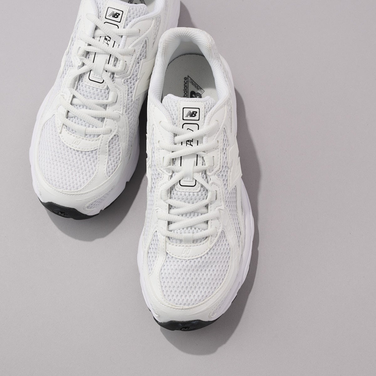 ニューバランス new balance 新作スニーカー 740 俯瞰