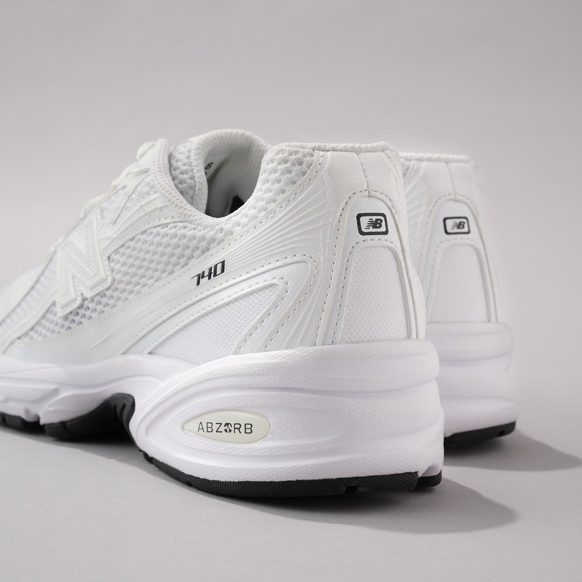ニューバランス new balance 新作スニーカー 740 後ろ