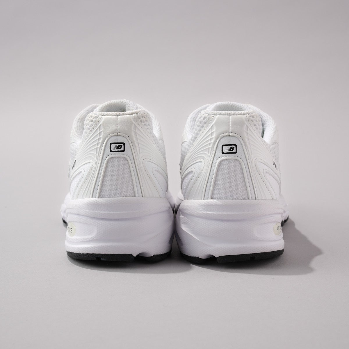 ニューバランス new balance 新作スニーカー 740 バック 後ろ 俯瞰