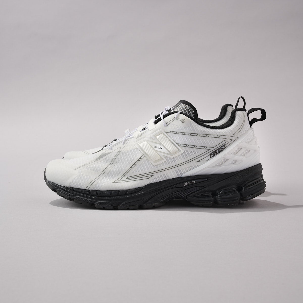 ニューバランスの白スニーカー「U1906RNA」のサイド