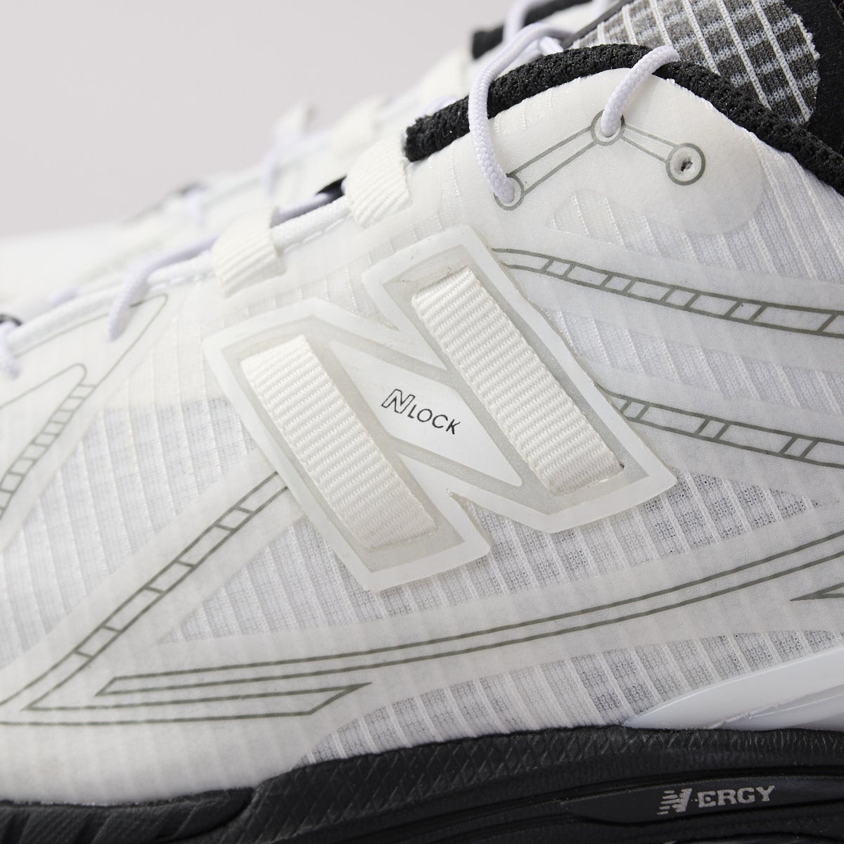 ニューバランスの白スニーカー「U1906RNA」のサイドロゴ