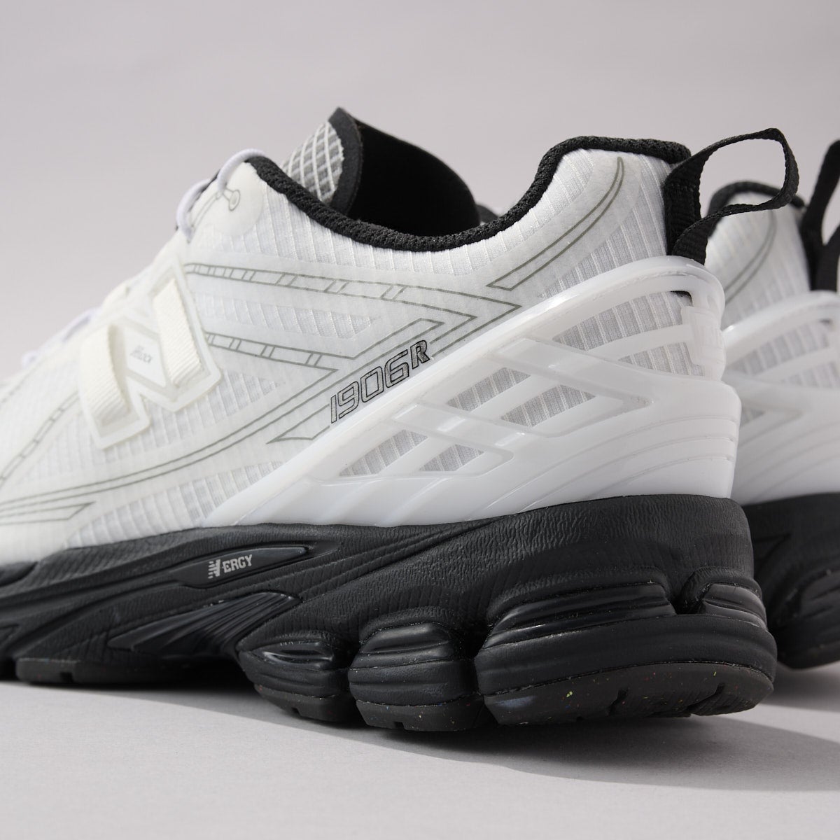ニューバランスの白スニーカー「U1906RNA」のヒール