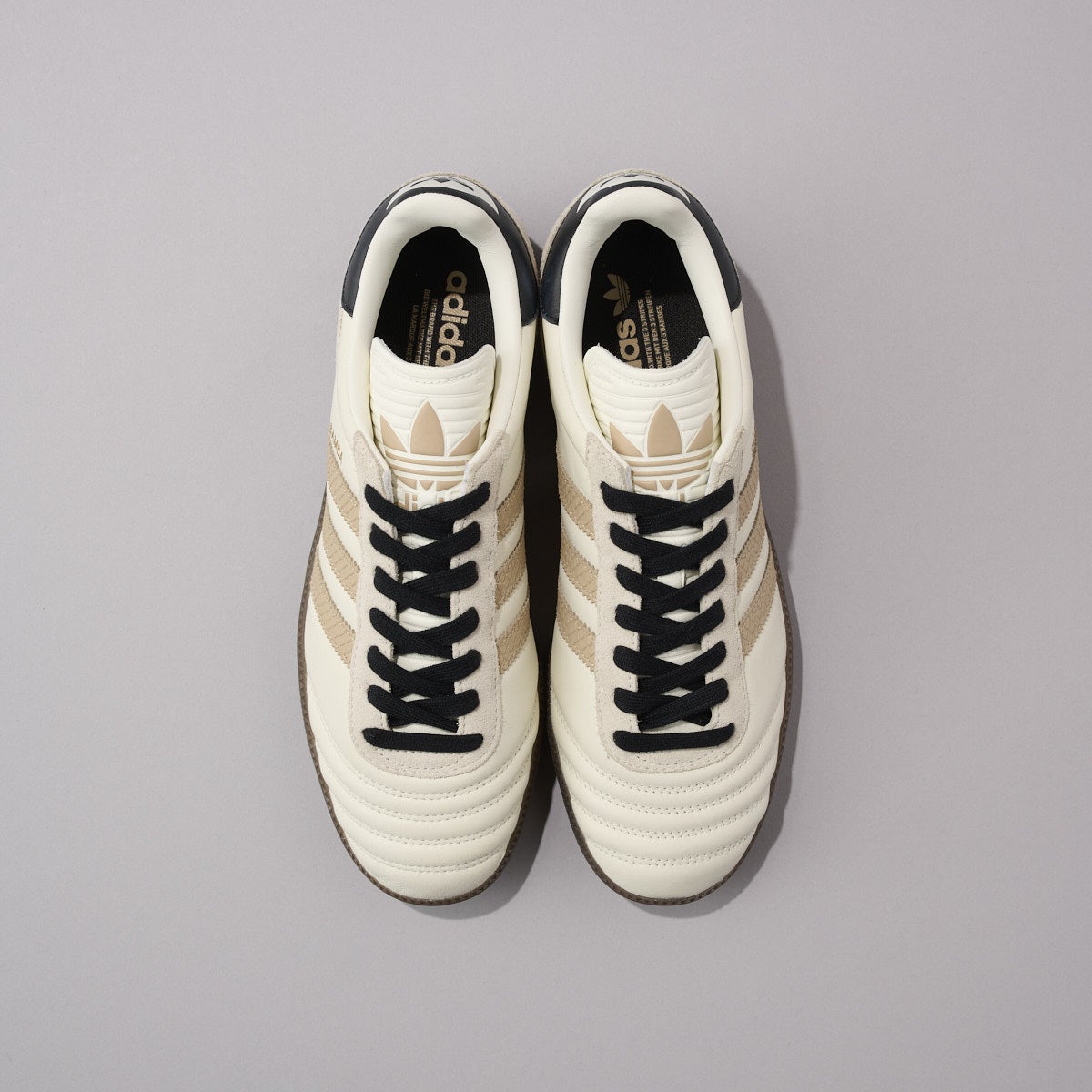 アディダスの白スニーカー／サンバJP